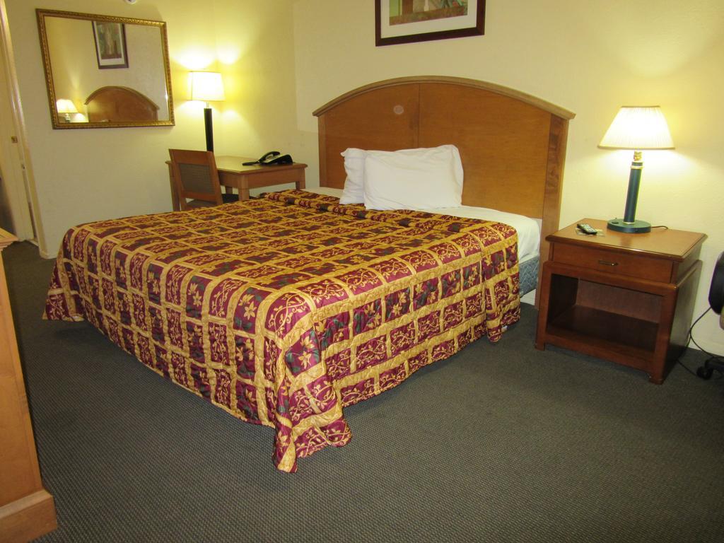 Deluxe Inn Irving Room photo